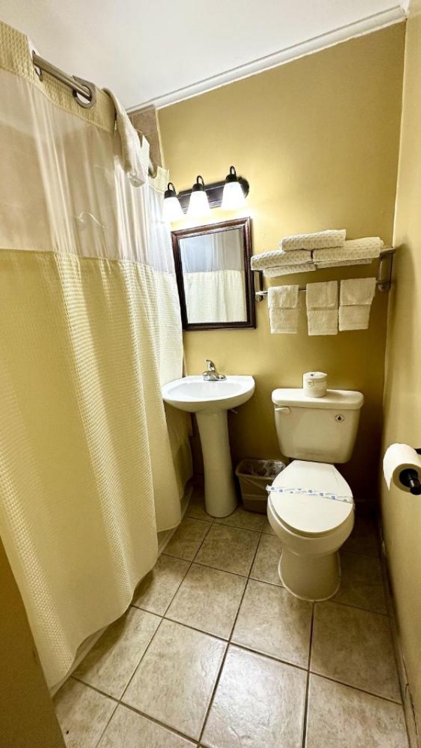 Relax Inn Vinita image 20