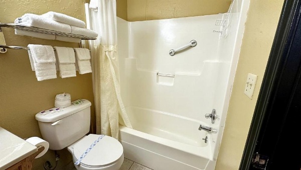 Relax Inn Vinita image 28