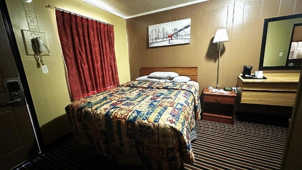 Relax Inn Vinita image 43