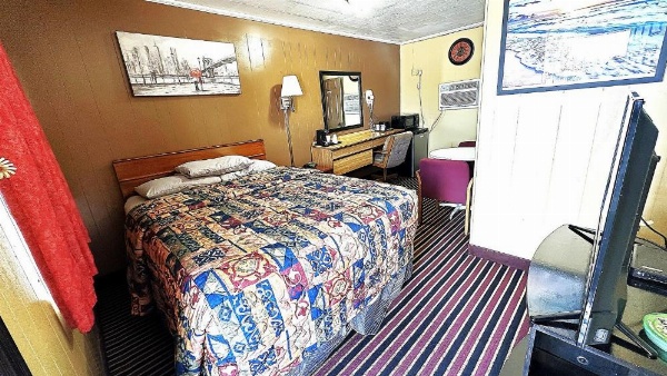 Relax Inn Vinita image 44