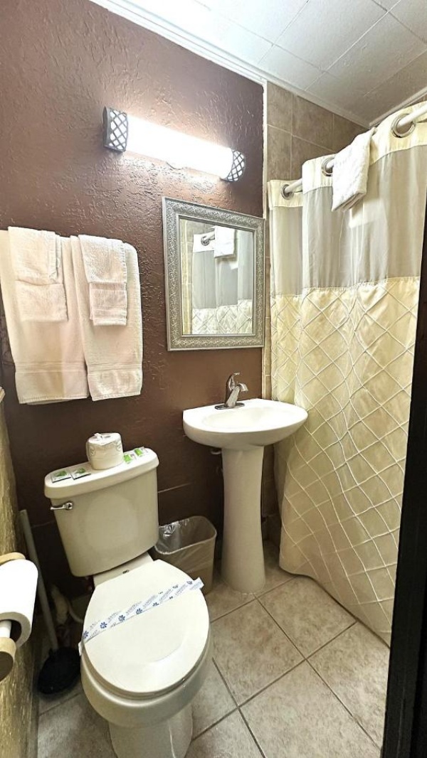 Relax Inn Vinita image 51